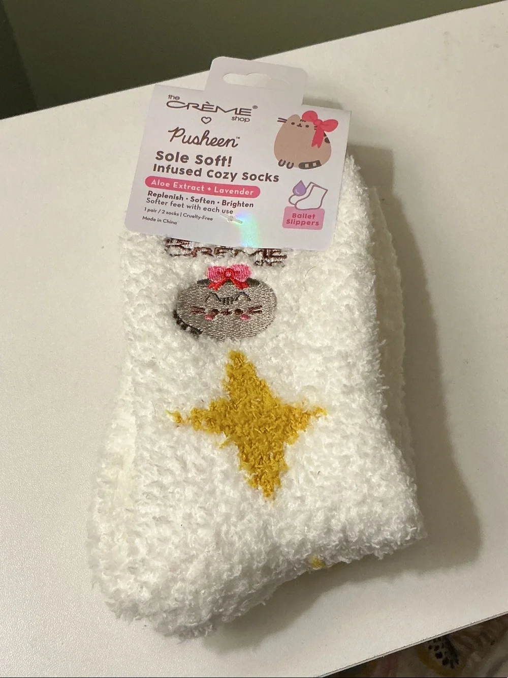 The Crème Shop X Pusheen Sole Soft Infused Cozy Socks White Yellow Stars NEW